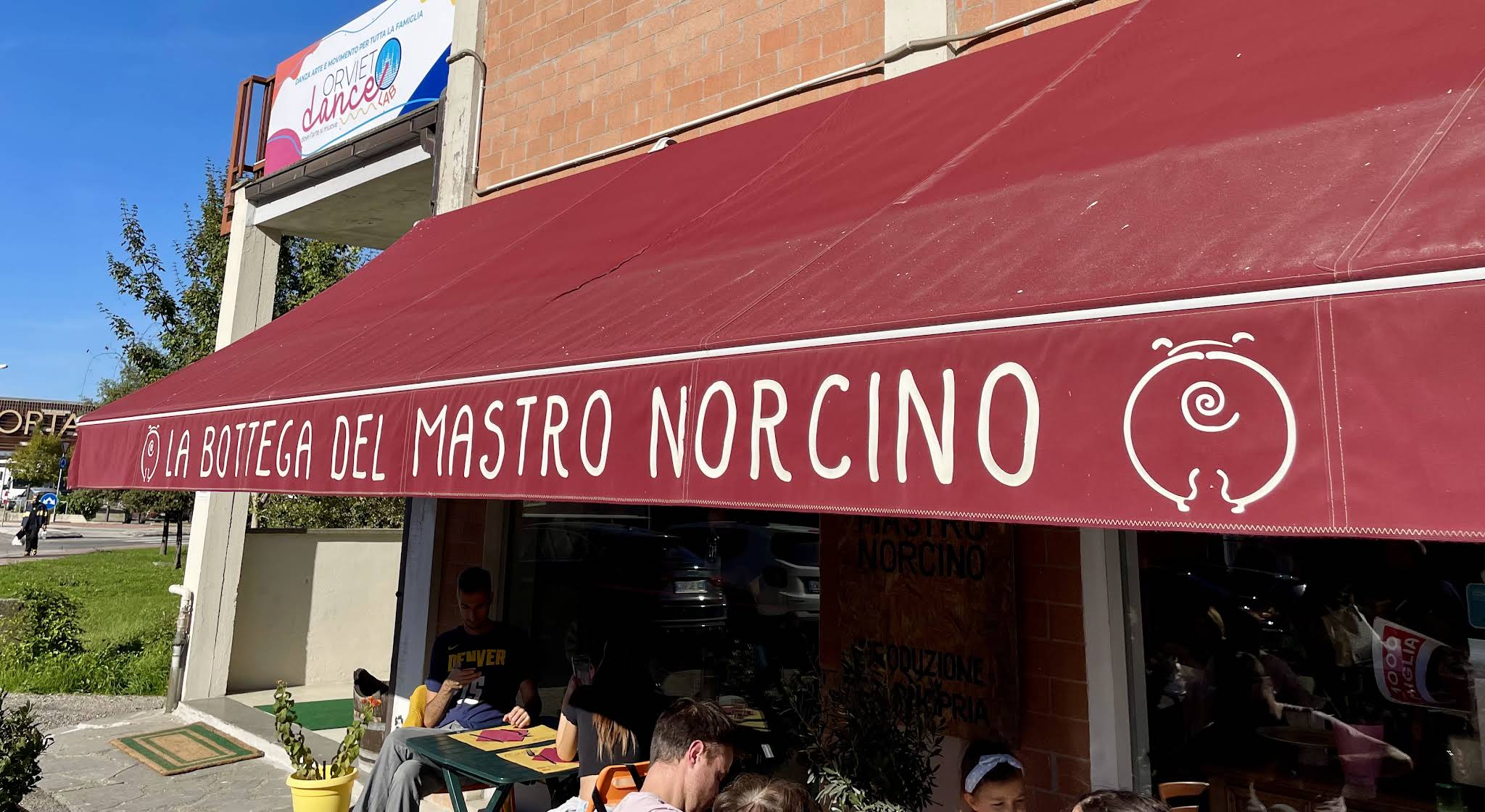 Insegna sulla tenda della bottega