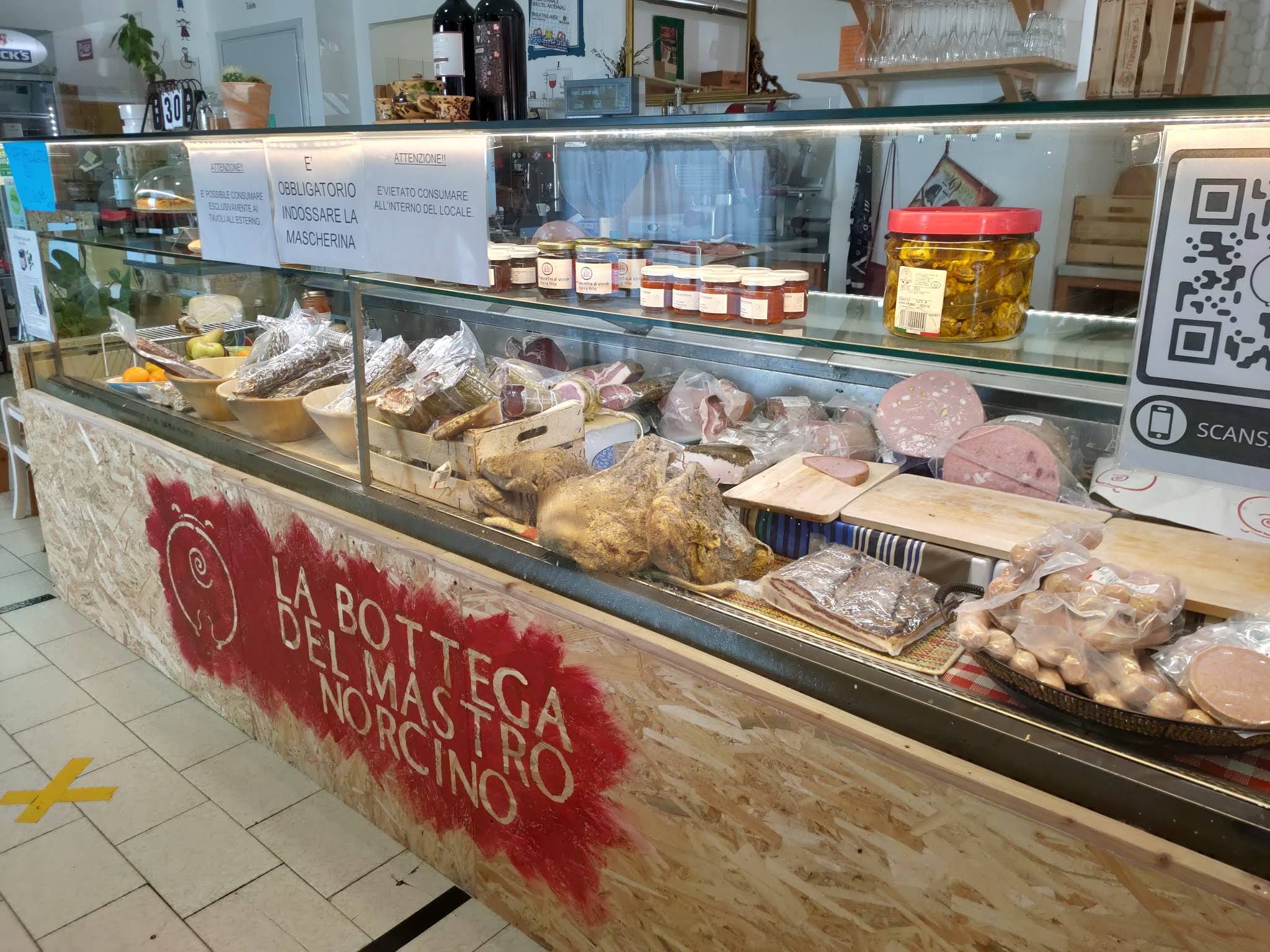 Selezione di salumi al banco