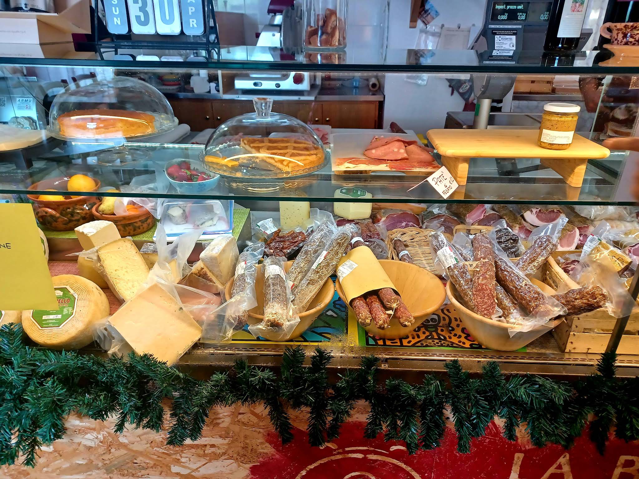 Banco di salumi e formaggi della Bottega del Mastro Norcino